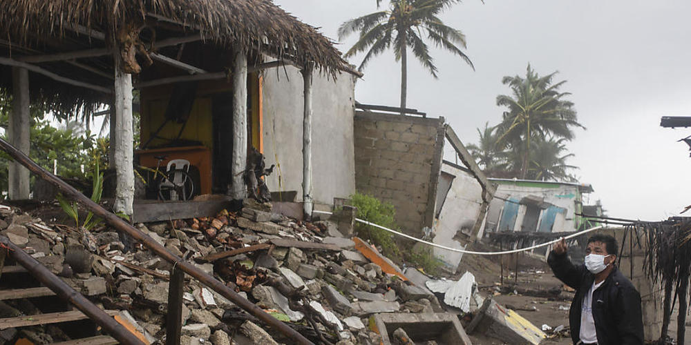 Ein Mann steht in Mexiko vor den Trümmern seines Hauses, das durch den Hurrikan «Grace» beschädigt wurde. Foto: Felix Marquez/AP/dpa