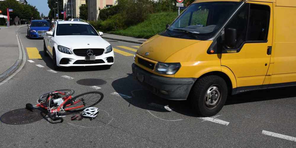 Der Velofahrer stürzte und zog sich leichte Verletzungen zu.
