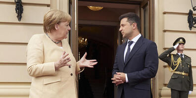 Wolodymyr Selenskyj (r), Präsident der Ukraine, und die deutsche Kanzlerin Angela Merkel (CDU) sprechen während ihres Treffens. Foto: -/Ukr. Presidential Press Office/AP/dpa