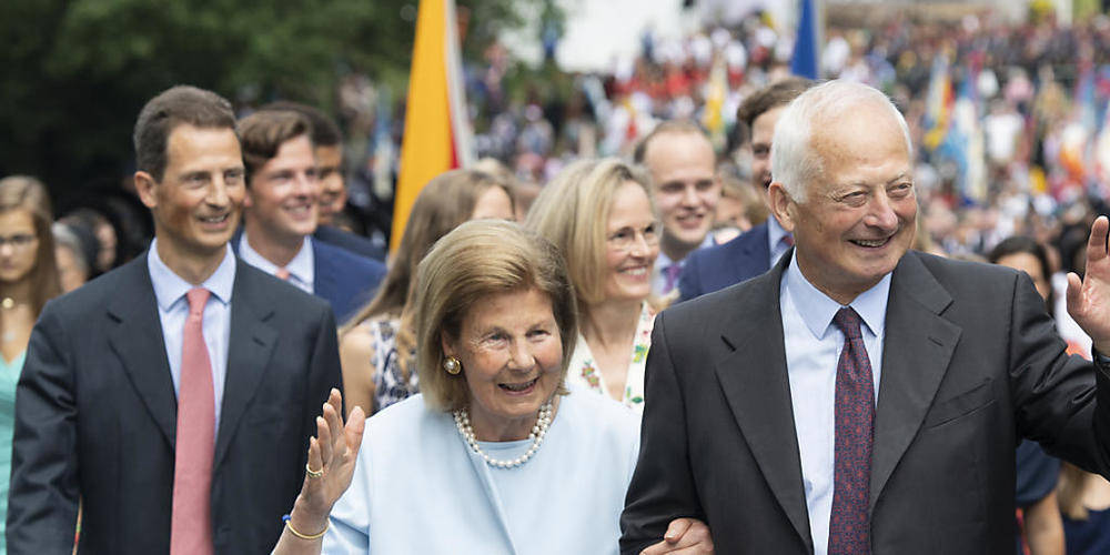 Die fürstliche Familie mit (von links nach rechts): Erbprinz Alois von und zu Liechtenstein, Fürstin Marie, Erbprinzessin Sophie und Fürst Hans-Adam II. von Liechtenstein, bei der 300-Jahr-Feier am 15. August 2019.