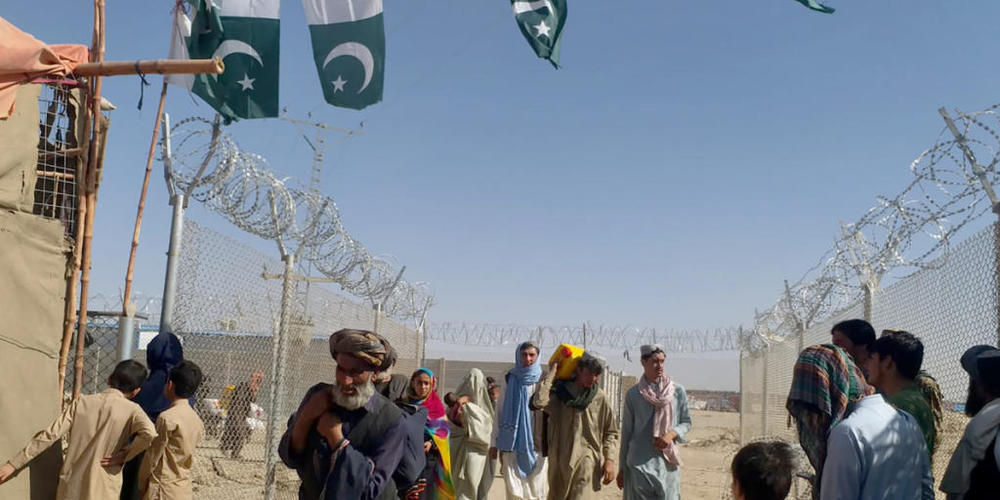 Menschen aus Afghanistan reisen am Grenzübergang Chaman, Pakistan, nach Pakistan ein. Foto: Jafar Khan/AP/dpa