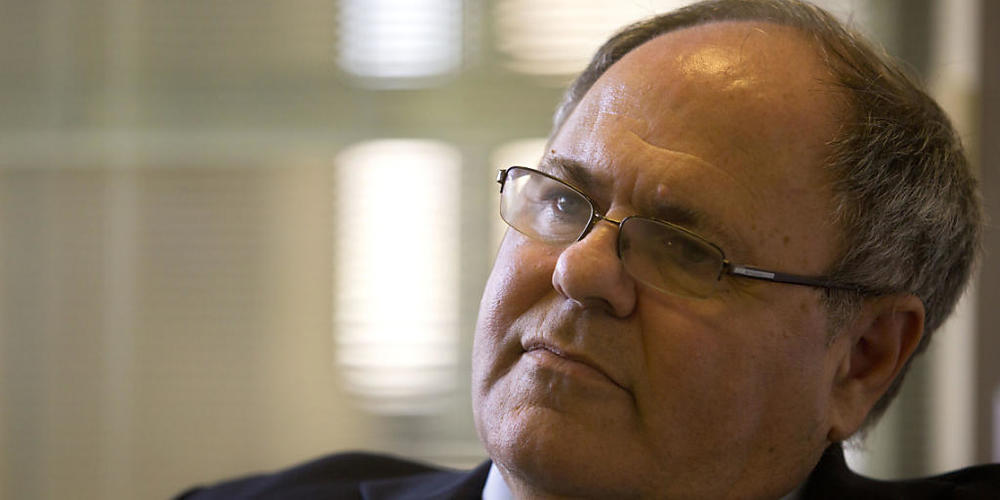 ARCHIV - Dani Dayan spricht während eines Interviews mit der Nachrichtenagentur Associated Press. Dayan, der frühere Chef einer Dachorganisation jüdischer Siedler, ist am Sonntag zum neuen Direktor der weltweit renommierten Holocaust-Gedenkstätte ...