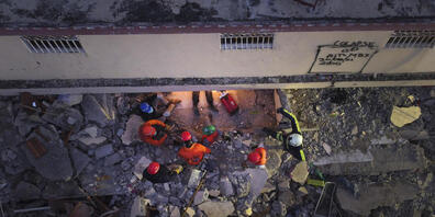 Mexikanische Feuerwehrleute arbeiten bei einem Such- und Rettungseinsatz in den Trümmern eines Gebäudes in Les Cayes. Nach dem schweren Erdbeben in Haiti ist die Zahl der Todesopfer auf 2207 gestiegen. Das teilte der Zivilschutz des Karibikstaates...