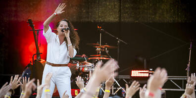 Die Berner Sängerin Steff la Cheffe alias Stefanie Peter am Openair Gampel 2021.