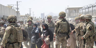 HANDOUT - Britische und amerikanische Soldaten im Einsatz am Flughafen von Kabul. Foto: Uncredited/Ministry of Defence/dpa - ACHTUNG: Nur zur redaktionellen Verwendung im Zusammenhang mit der aktuellen Berichterstattung und nur mit vollständiger N...