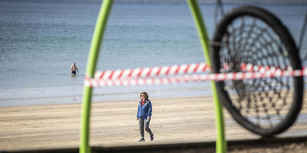 Ein abgesperrter Spielplatz in Auckland. Foto: Michael Craig/New Zealand Herald via AP/dpa - ACHTUNG: Nur zur redaktionellen Verwendung und nur mit vollständiger Nennung des vorstehenden Credits. Nur zur Verwendung bis 14 Tage nach Sendedatum.