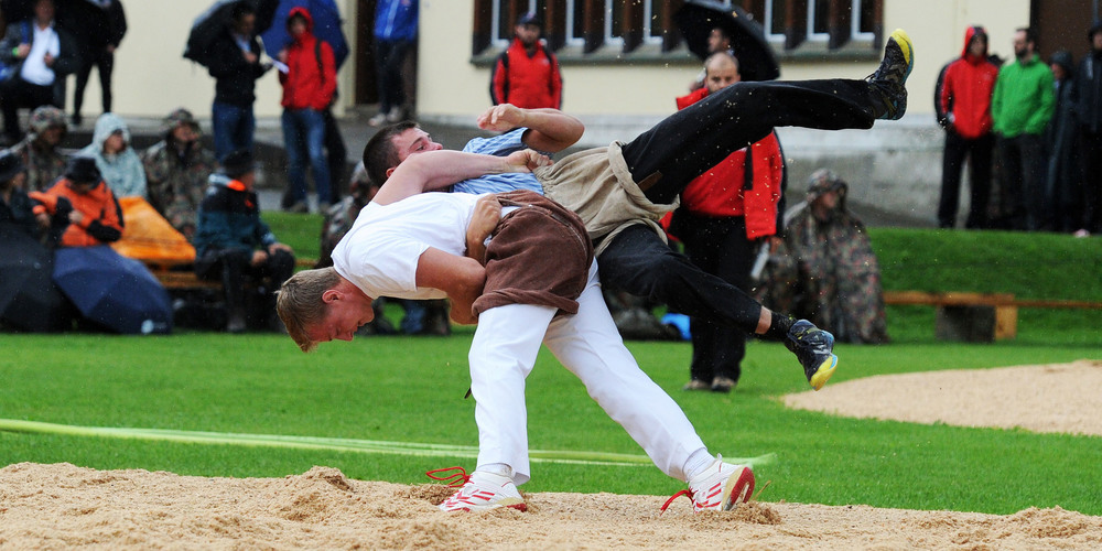 David Solenthaler (vorne) siegt im Anschwingen gegen Andreas Kathriner.