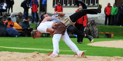 David Solenthaler (vorne) siegt im Anschwingen gegen Andreas Kathriner.