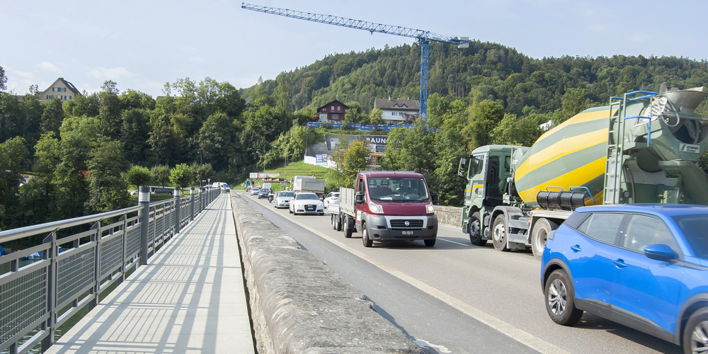 Die Rheinbrücke, welche die beiden Teile des Städtchens Eglisau verbindet, ist seit vielen Jahren ein verkehrstechnisches Nadelöhr, auf dem es täglich zu Verkehrsüberlastungen kommt.