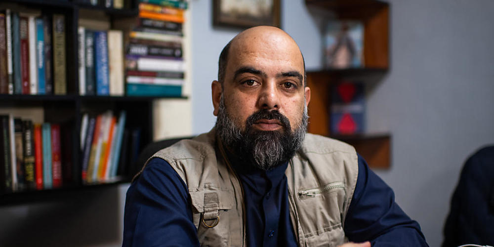 ARCHIV - Bilal Sarwari, einer der bekanntesten afghanischen Journalisten, sitzt in seinem Büro in Kabul. Einer von Afghanistans bekanntesten Journalisten, Bilal Sarwari, hat nach der Machtübernahme der militant-islamistischen Taliban das Land verl...