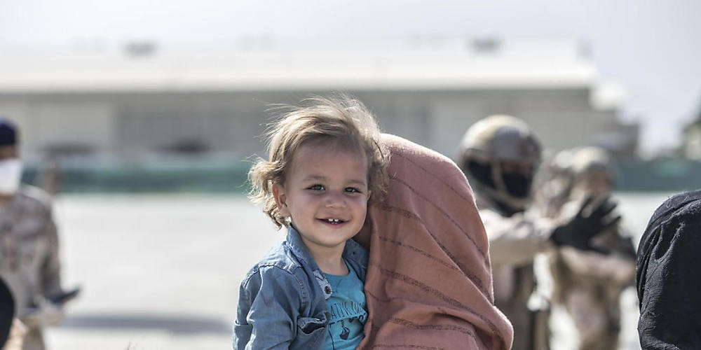 Warten auf den Abflug: Ein afghanisches Kind auf dem Flughafen in Kabul.