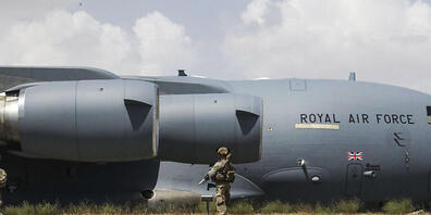 HANDOUT - Britische Soldaten vor einem Flugzeug der Royal Air Force auf dem Flughafen in Kabul. Foto: Lphot Ben Shread/Ministry of Defence/AP/dpa - ACHTUNG: Nur zur redaktionellen Verwendung im Zusammenhang mit der aktuellen Berichterstattung und ...