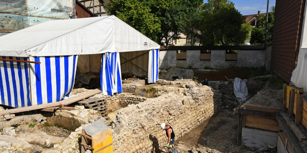Blick in den ehemaligen Wassergraben der Burg mit der Umfassungsmauer: Bei den Rettungsgrabungen zeigte sich, dass das Schloss Beringen grösser war als gedacht.