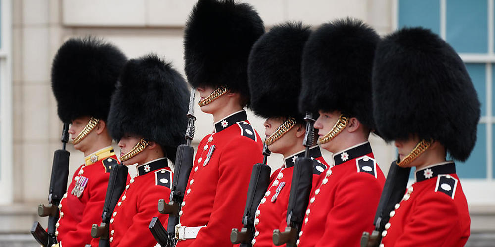 Zum ersten Mal seit dem Ausbruch der Corona-Pandemie findet der Wechsel der Wachen vor dem Londoner Buckhingham Palace wieder auf traditionielle Weise mit Publikum statt. Foto: Yui Mok/PA Wire/dpa