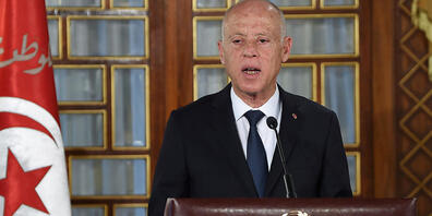 ARCHIV - Kais Saied, Präsident von Tunesien, hält wehrend der Vereidigungszeremonie der neuen Regierung im Palast der Republik eine Rede. Saied hat die Suspendierung des Parlaments verlängert. Foto: Fethi Belaid/AFP Pool via AP/dpa