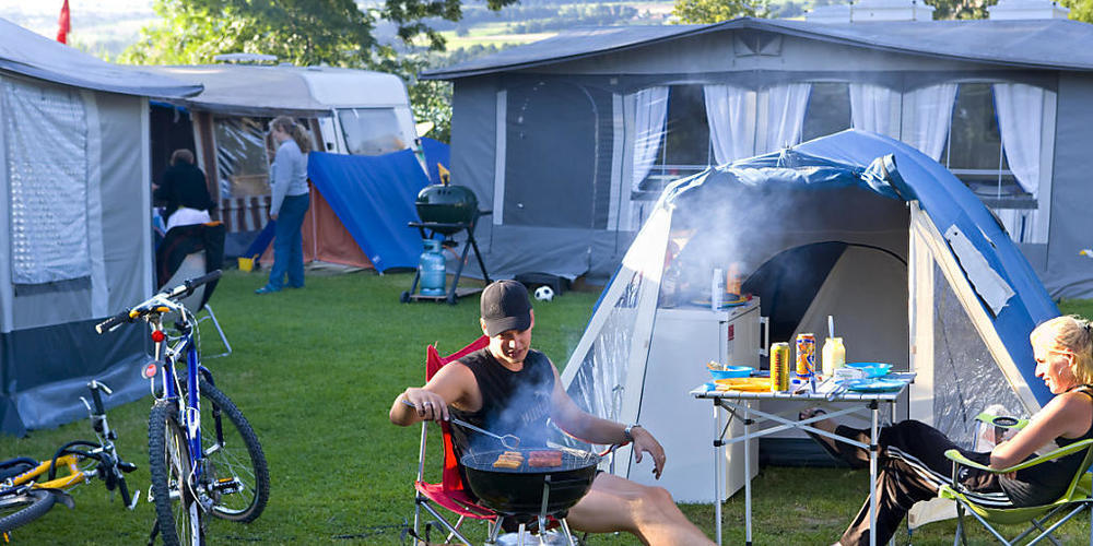 Chillen und dabei Würste grillen: Der Campingboom hat auch im ersten Halbjahr 2021 angehalten und der Parahotellerie damit geholfen, sich vom Corona-Einbruch zu erholen. (Archivbild)