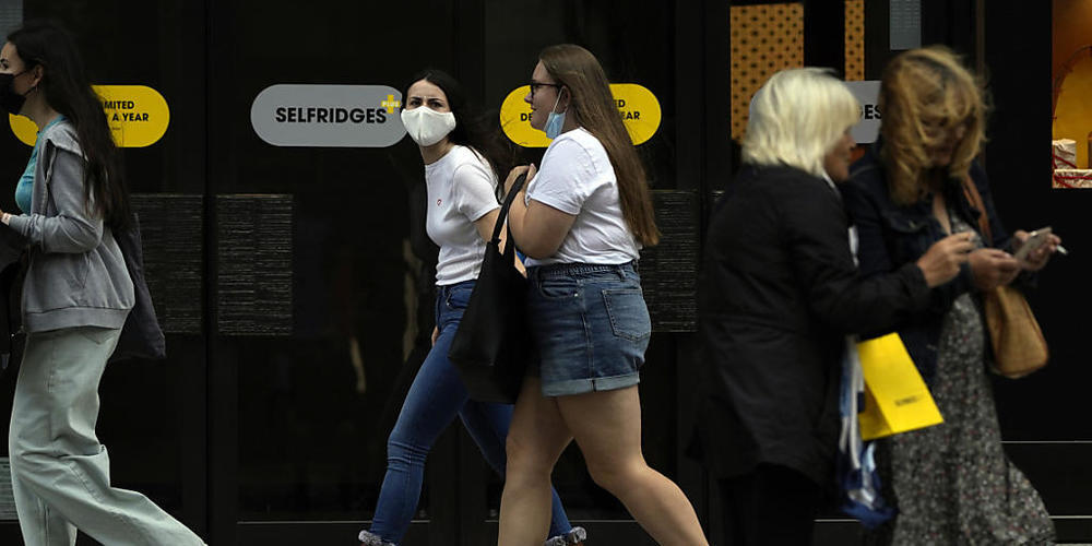 Passantinnen in London. Foto: Alastair Grant/AP/dpa