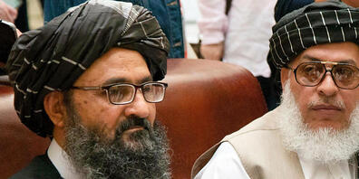 ARCHIV - Mullah Abdul Ghani Baradar (l), Vize-Chef der Taliban, und Scher Mohammed Abbas Staneksai, Verhandlungsführer der Taliban, sprechen zu Journalisten. Mullah Abdul Ghani Baradar hat sich Medienberichten zufolge mit dem Direktor des US-ameri...