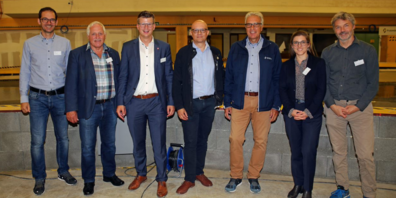Die Polit-Delegation aus drei Parteien mit Mitgliedern der Projektleitung in der Rhesi-Halle (v.l.n.r.): Markus Mähr, Gesamtprojektleiter Rhesi, Walter Freund, Kantonsrat, die Nationalräte Mike Egger und Nicolo Paganini, Urs Kost, Mitglied der Gemeinsamen Rheinkommission, Nationalrätin Franziska Ryser und Markus Schatzmann, Stellvertretender Gesamtprojektleiter Rhesi.