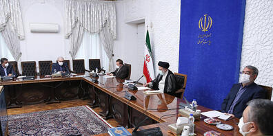 HANDOUT - Ebrahim Raisi (3.v.r), Präsident des Iran, nimmt an einem Treffen Anfang August mit der Nationalen Task Force zur Bekämpfung der Corona-Pandemie teil. Erstmals sind nach Angaben des iranischen Gesundheitsministeriums über 700 Corona-Tote...