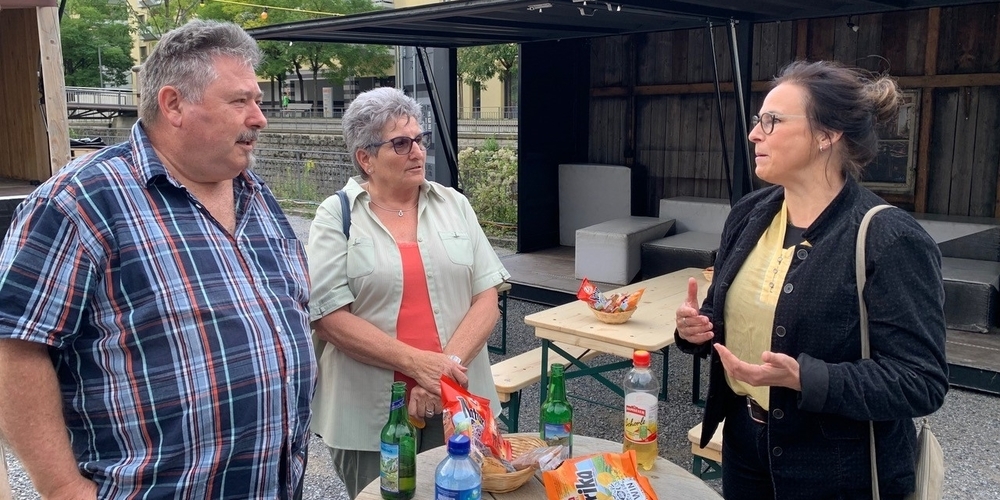 Stadträtin Tanja Zschokke (r.) diskutiert mit Walter und Graziella Jucker vom Quartierverein Mitte.