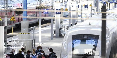Passagiere auf einem Perron im Bahnhof in München. (Archivbild)