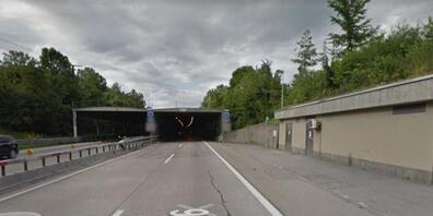 Beim Portal des Thuner Allmendtunnels ist am Dienstagabend ein Autofahrer gegen die Stützmauer geprallt.