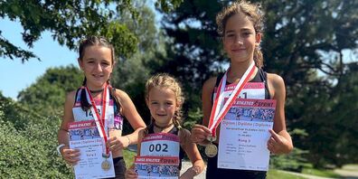 Von links:  Chiara Trüb, Laura Trüb und Ambra Giaffreda mit ihren Medaillen und Diplomen.