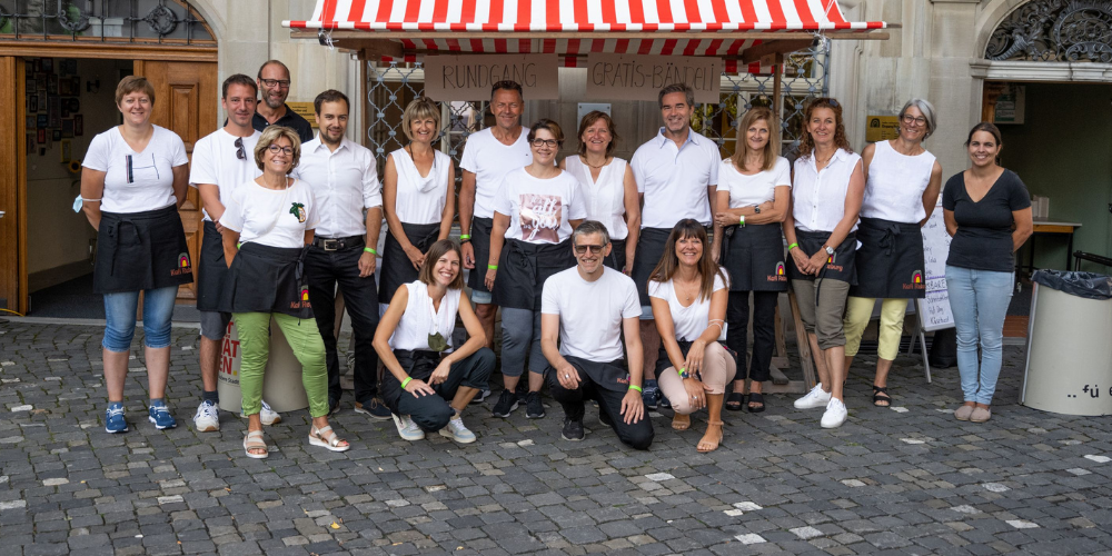 Rathausplatz Eröffnungsfest Reburg mit Schwyzerörgeli und Reburgteam inkl. Helfer