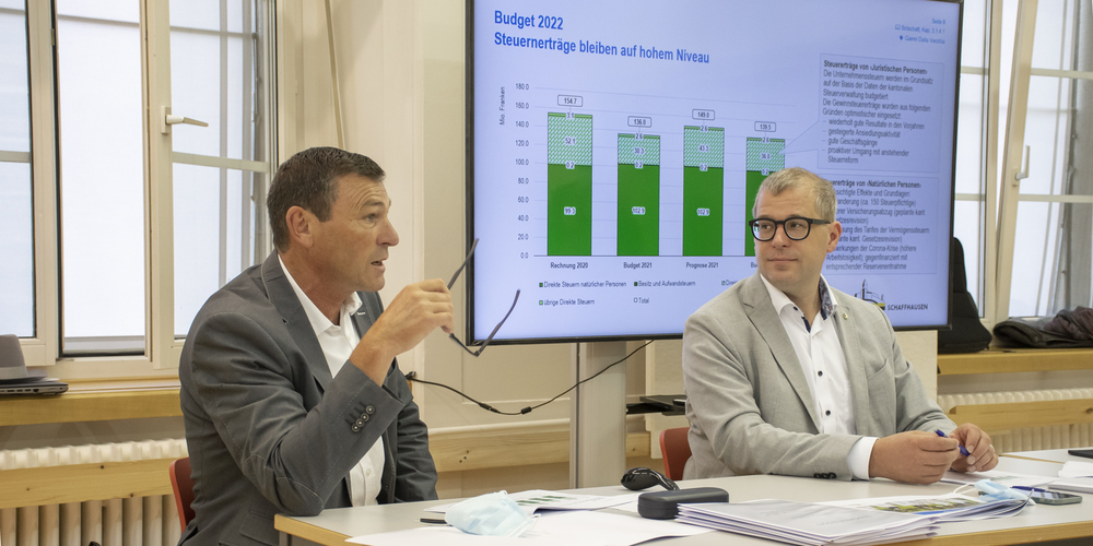 Gianni Dalla Vecchia (Bereichsleiter Einwohnerdienste, l.), Daniel Preisig (Finanzreferent) und Ralph Kolb (Bereichsleiter Finanzen, nicht auf dem Bild) präsentierten das Budget 2022 und den Finanzplan 2022-2025.