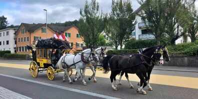 Die letzte Rickenpostkutsche machte sich auch in diesem Jahr zu einer Fahrt für die Uzner Hochzeitspaare auf.