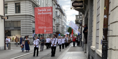 Mit Sujets wie «Zurück zur Verfassung» zogen die Demonstranten durch die Stadt.