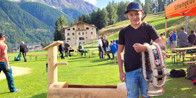 Cyril Krieg durfte sich mit der Maximalnote von 60.00 Punkten den Wanderpreis für den besten Schwinger des Tages als Belohnung abholen.