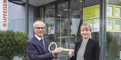 Geschäftsstelle Andwil: die Schlüsselübergabe von Beat Schwendimann an Corinne Manser.