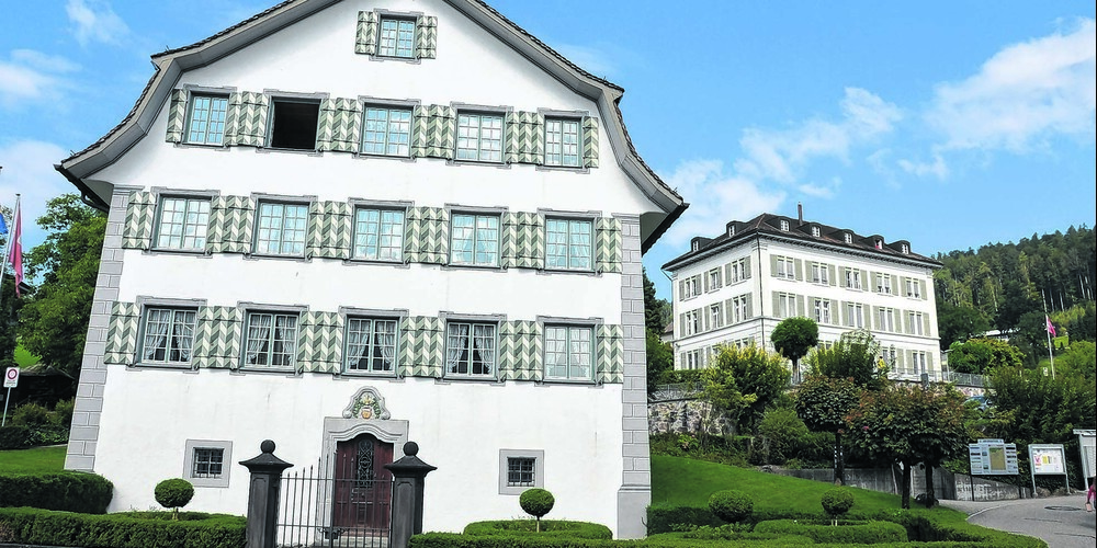 Das Huberhaus in Tuggen (im Vordergrund) gehört unbestritten ins Kantonale Schutzinventar