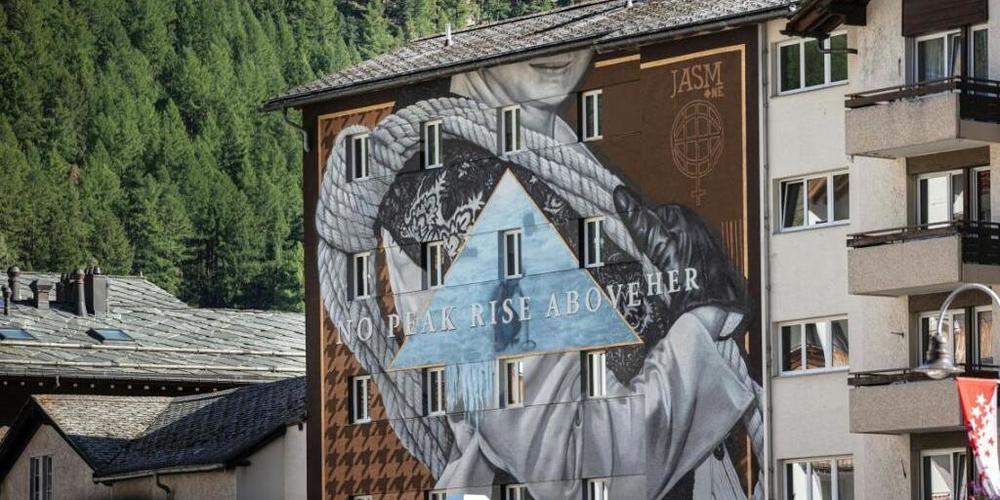 Das Fresko in der Nähe des Bahnhofs in Zermatt.