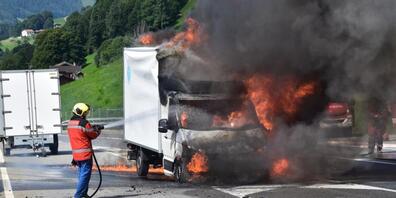 Dreissig Feuerwehrleute löschten den brennenden Lieferwagen in Saas im Prättigau. Ein technischer Defekt wird als Brandursache vermutet.