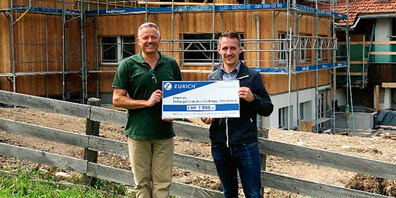 Jürg Egli, Heimleiter des Chinderhus Strahlegg, zusammen mit Pascal Lüthi, Zurich Versicherung in Klosters, bei der Übergabe des Checks auf der Baustelle. 