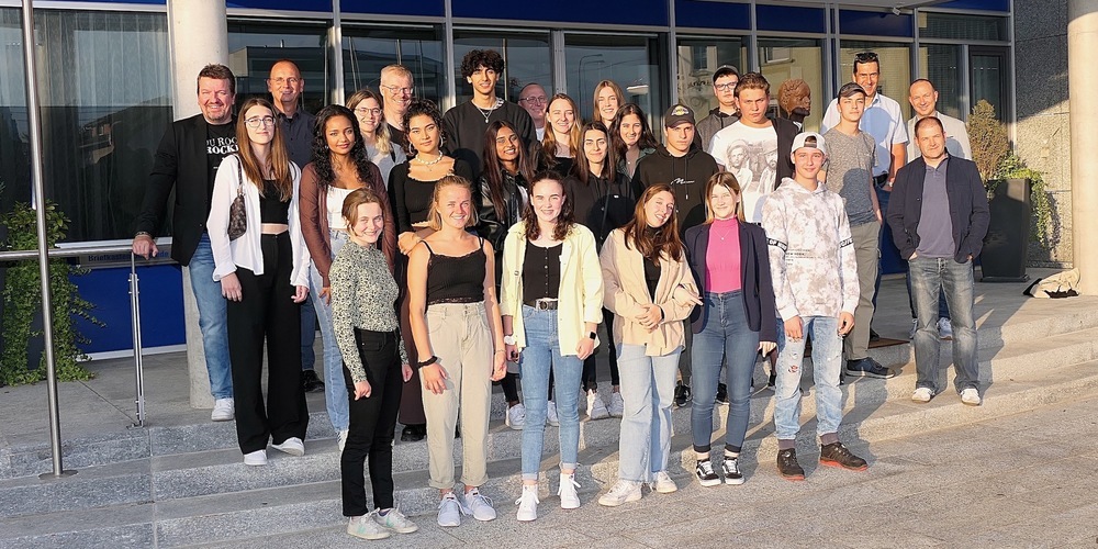 Jungbürger und Jugendvertreter vor dem Diepoldsauer Rathaus