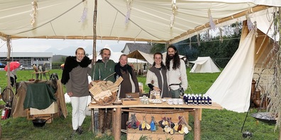 Die Familie Heise mit ihrem stilechten Sortiment aus Met und alten Heilmitteln