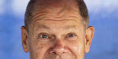 Olaf Scholz, SPD-Kanzlerkandidat und Bundesfinanzminister, besucht auf seiner Wahlkampftour ein Hybridkraftwerk in Brandenburg. Foto: Fabian Sommer/dpa