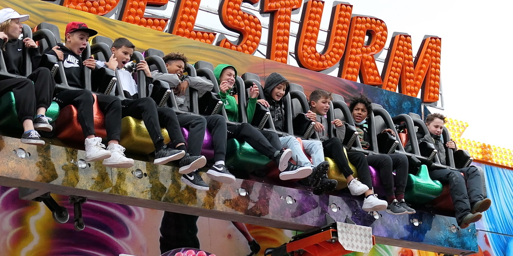 Der «Wirbelsturm» schleuderte die Dorfjugend in die Höhe und im Kreis 