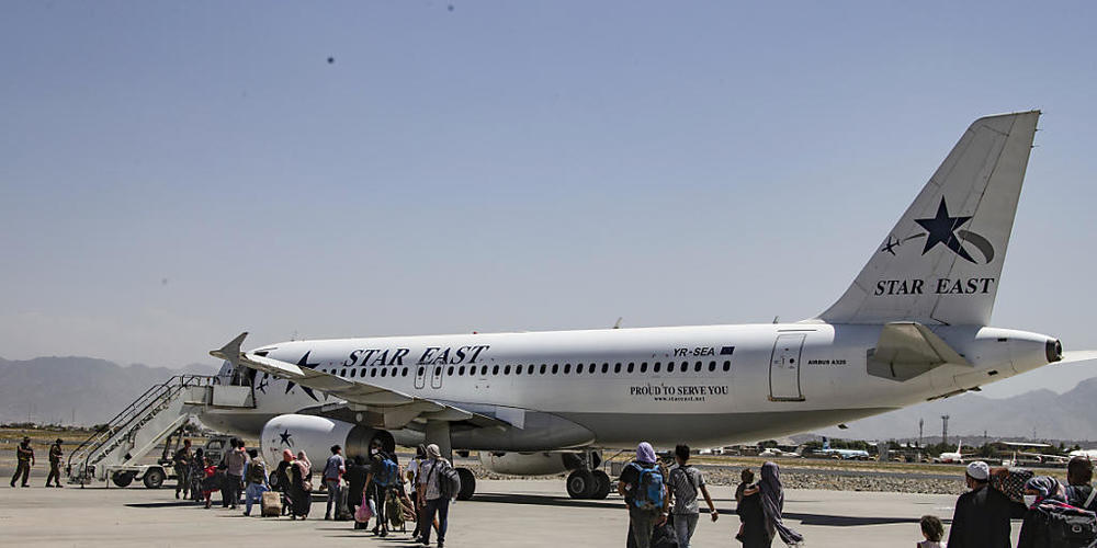 Auf diesem Bild des U.S. Marine Corps eskortiert ein Marine der 24th Marine Expeditionary Unit Evakuierte zu einem Flugzeug am Hamid Karzai International Airport in Kabul, Afghanistan, Mittwoch, 25. August 2021. Foto: Cpl. Davis Harris/U.S. Marine...
