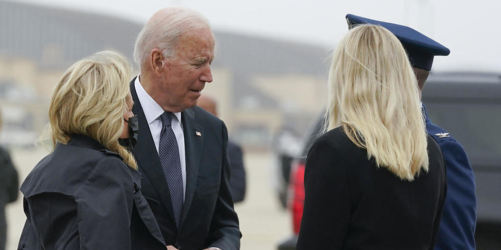 Joe Biden, Präsident der USA, und First Lady Jill Biden auf dem Weg zur Dover Air Force Base. Der Präsident  trifft sich mit Hinterbliebenen und Angehörigen der bei dem Terroranschlag in Kabul getöteten US-Soldaten. Foto: Manuel Balce Ceneta/AP/dpa