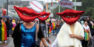 Trotz anhaltendem Regen und Corona-Pandemie sind am Sonntag Tausende Menschen bei der CSD-Parade durch Köln gezogen. Foto: Marius Becker/dpa