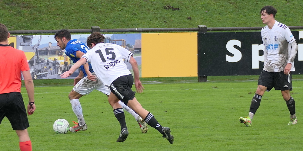 Ceyhun Tüccar entwischt seinen Schaffhausener Gegenspielern