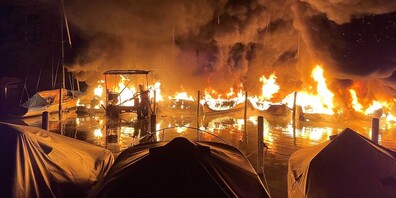 Im Lachner Hafen brannten in der Nacht auf Montag mehrere Schiffe.