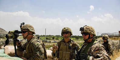 ARCHIV - US-Soldaten bereiten sich am Kabuler Flughafen auf den Abzug vor. Foto: Cpl. Davis Harris/U.S. Marine Corps via AP/dpa - ACHTUNG: Nur zur redaktionellen Verwendung und nur mit vollständiger Nennung des vorstehenden Credits