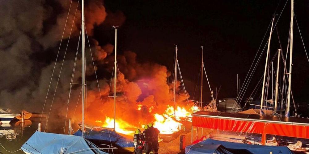 Ein grosses Feuer im Segelhafen von Lachen SZ am Obersee hat zehn Boote zerstört und weitere Schiffe beschädigt.