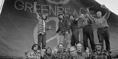 Die Besatzung der Phyllis Cormack (auch "Greenpeace" genannt)im Jahr 1971 an Bord des Schiffes. Im Uhrzeigersinn von oben links: Hunter, Moore, Cummings, Metcalfe, Birmingham, Cormack, Darnell, Simmons, Bohlen, Thurston, Fineberg. Foto: Robert Kez...